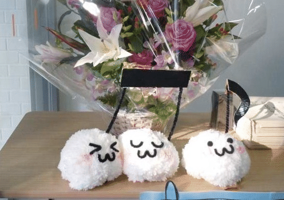 受付の机に並んだ、わたぷーのぬいぐるみ3体
